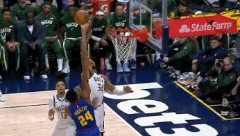 排球扣杀大帽！皮克特突破抛投 字母哥补防凶残大帽直接扇出底线