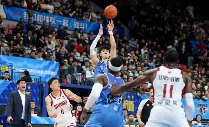 半岛体育-宋翔：曾凡博对宁波时腰部被撞旧伤复发，归期未定