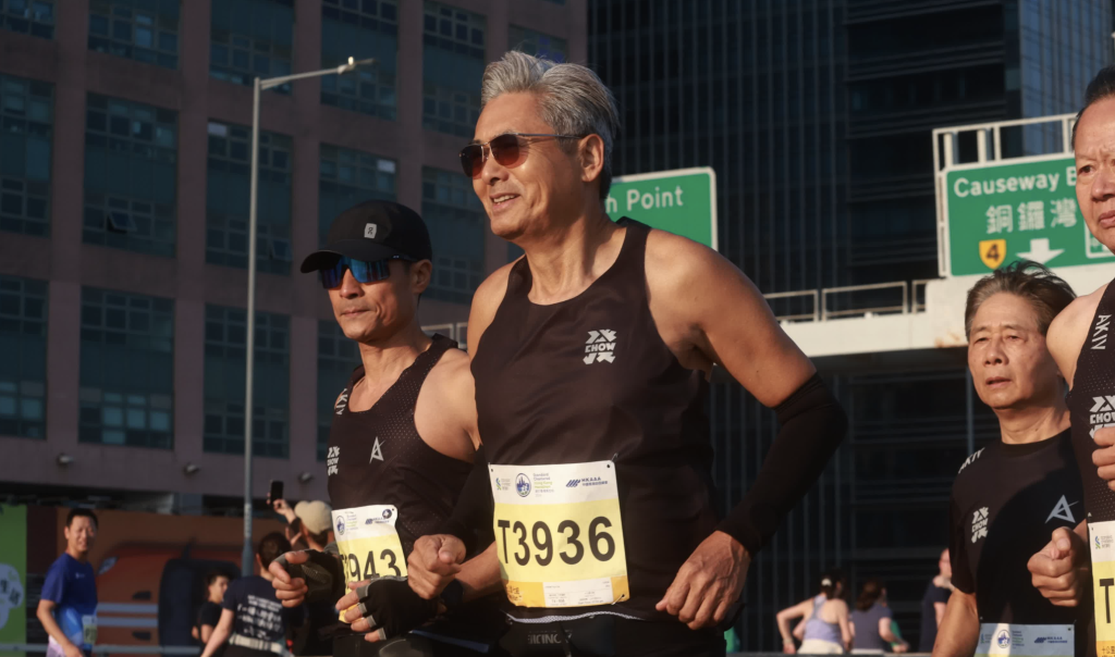 半岛体育入口-四战港马带“银发艺人团”一起完赛，周润发是推广跑步的典范